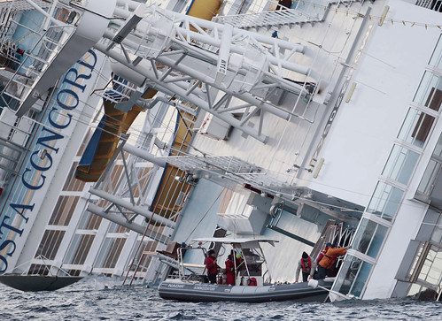 Continuano i soccorsi alla nave Costa Concordia
