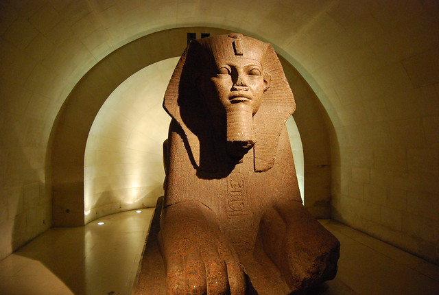 Una esfinge egipcia en el Museo del Louvre de París