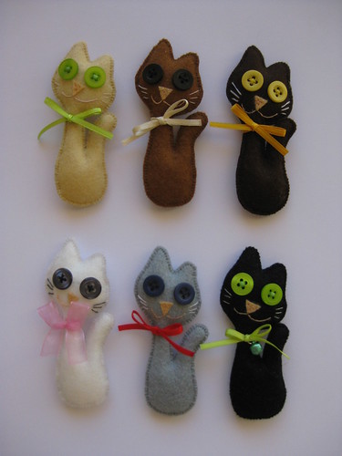 Cat Brooches by ONE by one