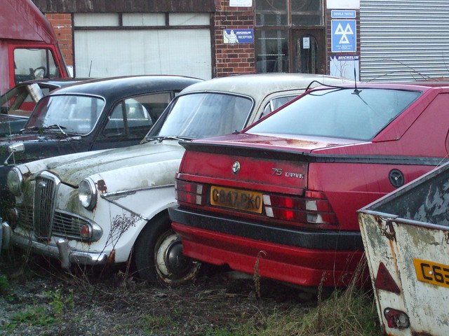Alfa Romeo 75 20 Twin Spark Stopped off at an interesting looking garage 