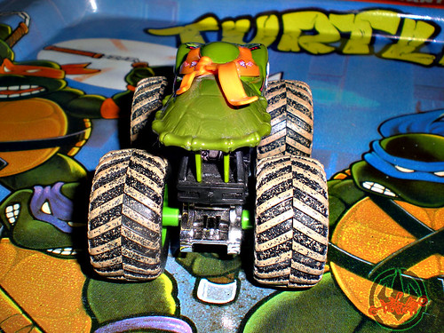 " Hot Wheels " Monster Jam ' Teenage Mutant Ninja Turtles ' 1:64 Monster Truck - Michelangelo {  MUD TRUCKS tire treads } 53/80 vi (( 2011 ))