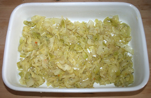 31 - Spitzkohl in Auflaufform geben / Add pointed cabbage to casserole dish