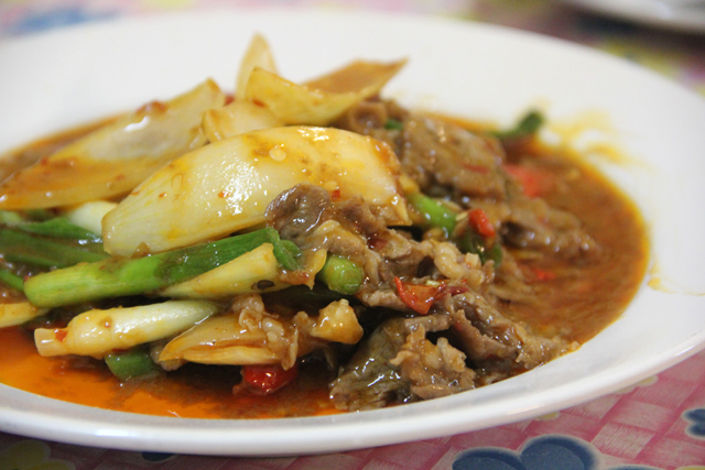 Neua pad prik pao (beef with chili sauce เนื้อผัดพริกเผา)