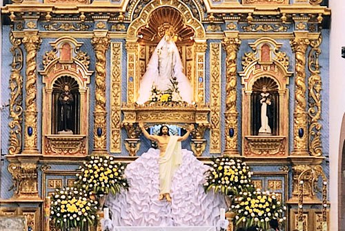 Detalle de las imagenes de Jesús y la Virgen de la Nube en el altar