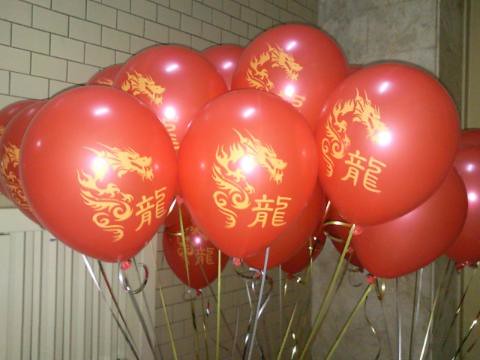 龍年空飄氣球，龍圖騰，龍字，紅色珍珠氣球，金銅色字 by 豆豆氣球材料屋 http://www.dod.com.tw
