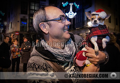 El alcalde de Bilbao Iñaki Azkuna enciende el alumbrado de Navidad en el Casco Viejo.