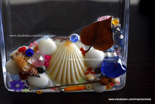 Manualidades: decorar un jarrón de cristal con conchas, cuentas, semillas y hojas secas