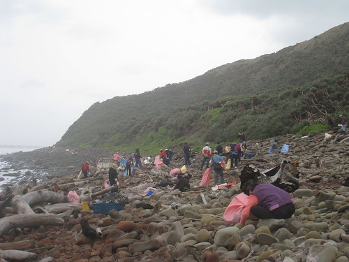東北季風吹拂下，志工們仍努力在礫石海岸上撿拾 海漂廢棄物(吳佳其攝)