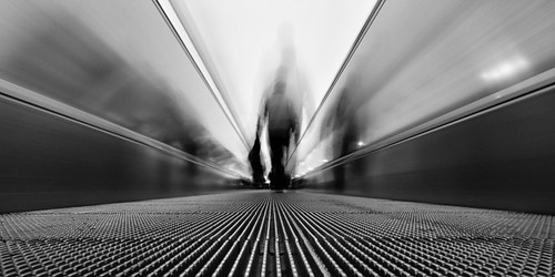 Travelator escalier roulant photo noir et blanc perspective pose longue