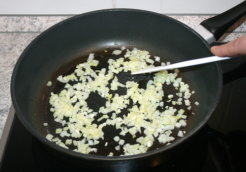 16 - Zwiebeln und Knoblauch anschwitzen / Au sauté onions and garlic