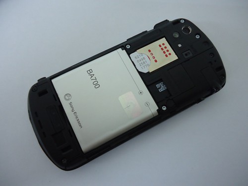 Bagian Dalam Sony Ericsson Xperia Pro saat Panel Belakang Dibuka