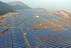 中国最大的太阳能电厂，徐州20兆瓦光伏电站，配备有固定式与追踪型的太阳能系统，2009年上线。(保利协鑫能源控股公司提供)