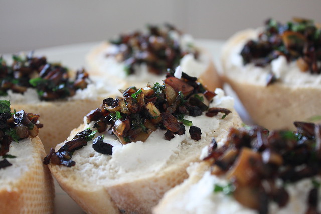 goat cheese with mushrooms and onions