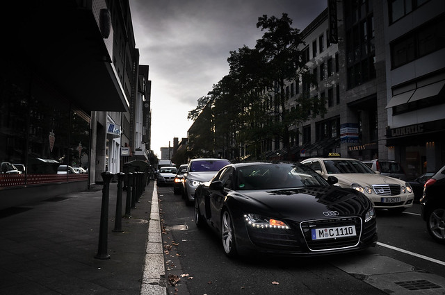 Black R8 in a pretty dark street in D sseldorf in the evening