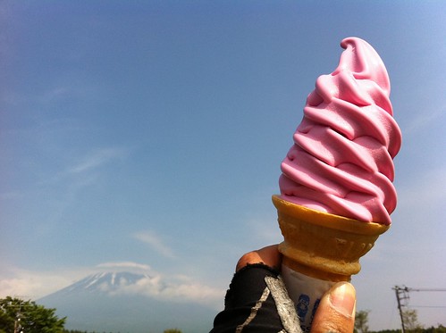 Kokemomo (cowberry) ice cream in Asagirikogen Highlands by Mt Fuji. Same colour as my bike! 朝霧高原でこけももソフト～！自転車と同じ色だ。