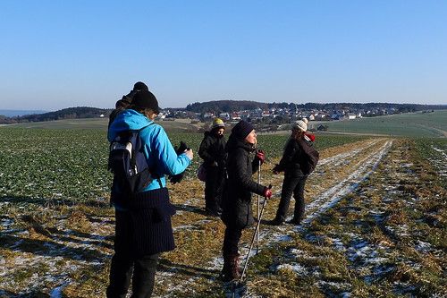 Kurze Rast  der Wandergruppe vor Merzhausen. Februar 2012