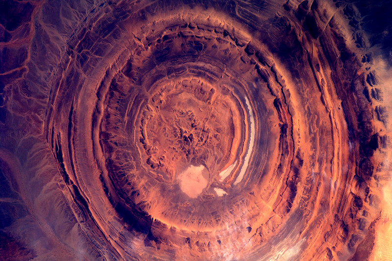 De Sahara blijft prachtig. Oude lavakrater in Mauritanië.