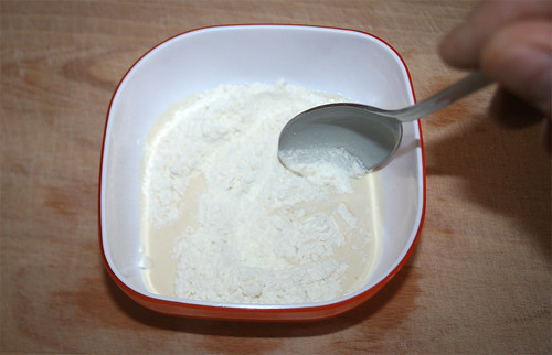 14 - Kondesmilch & Mehl mixen / Mix evaporated milk & flour