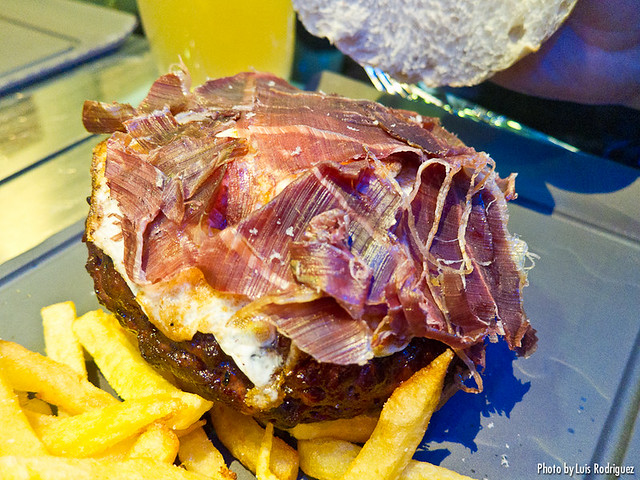 Hamburguesa de León de 660 gramos con cecina y huevo frito