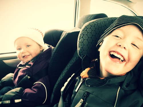 Glada barn i bilen.