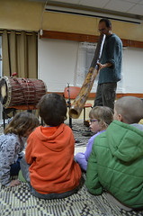社區活動中心內的自然元素音樂會，正教孩子們如何使用天然材料製 作樂器及現場音樂演奏