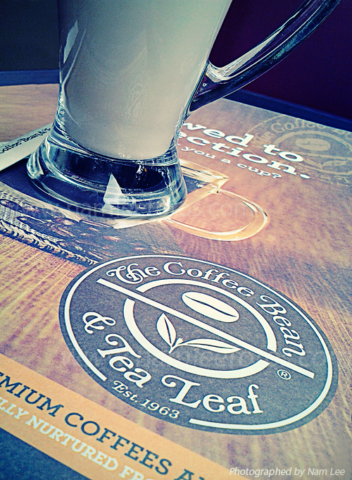 cà phê Latte nóng, chụp tại quán The Coffee Bean & Tea Leaf