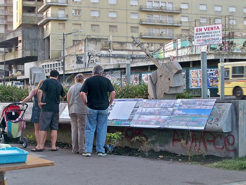 Bibliomóvil del Congreso de la Nación - Exposición de póster sobre investigación de los muros con graffitis en Mar del Plata
