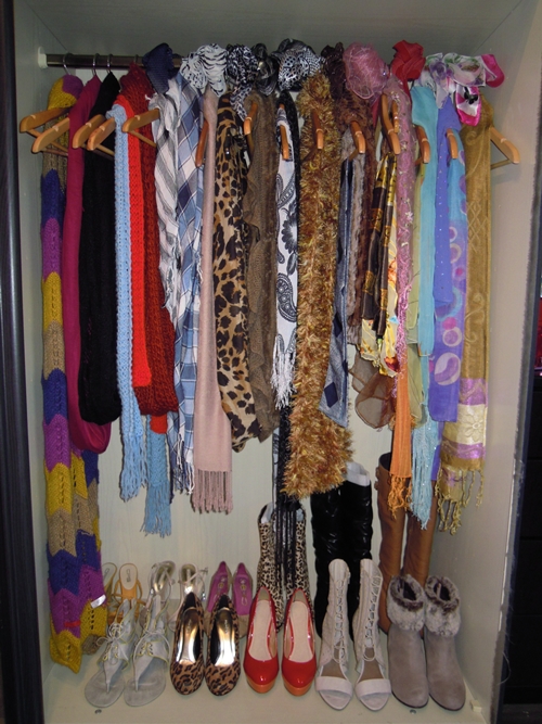 How to Arrange and Organize Scarves