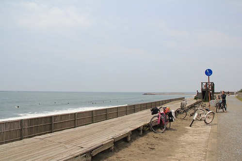 Chigasaki Beach, bikes & surfers 茅ヶ崎ビーチ 自転車とサーファー