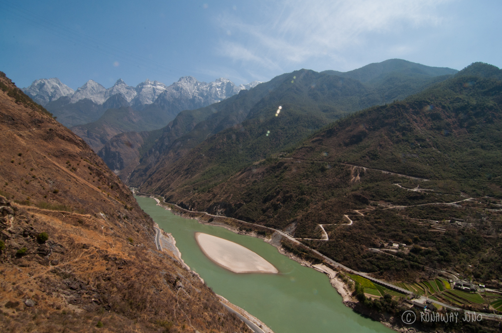 Tiger Leaping Gorge stating point and Yangtze River