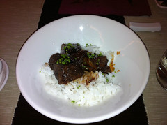 Carrillera de ternera guisada a baja temperatura con arroz y salsa teriyaki