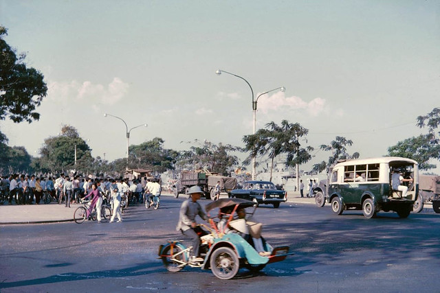 Saigon 1965 - The circle at the foot of Hai Ba Trung