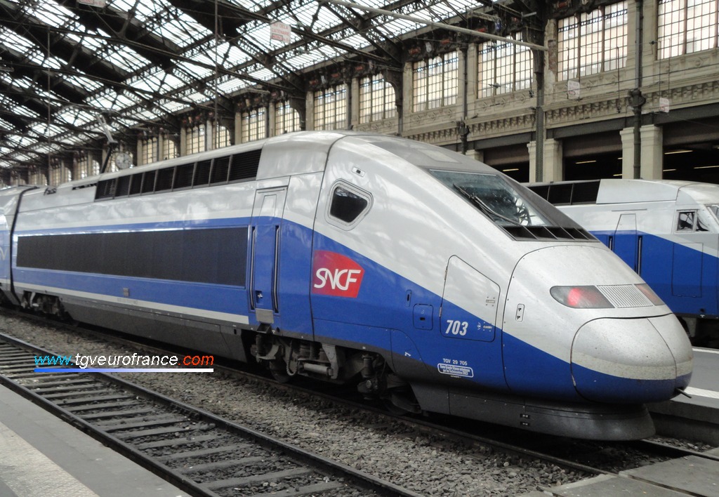 Un TGV Duplex asyncrone Ertms (la rame 703 Dasye de SNCF Voyages) à quai à Paris-Gare de Lyon le 22 mai 2011