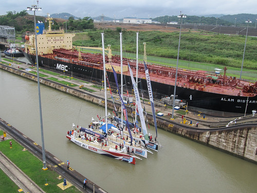 Canal de Panama: un autre bateau attend pour passer dans l'autre voie de navigation