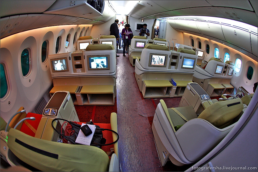 Салон бизнес-класса самолета Boeing-787 Dreamliner (B-787 Дримлайнер)