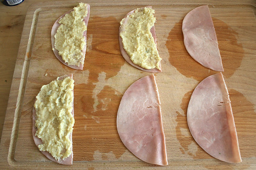 25 - Schinken halbieren & mit Kartoffelmasse bestreichen / Cut ham in half and cover with potato puree