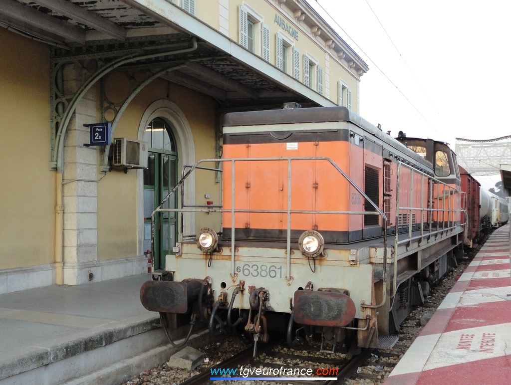 Une locomotive Diesel de manoeuvre BB 63500 de l'Activité Infra SNCF en tête d'une rame TDGR (train désherbeur à grand rendement)