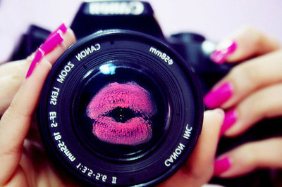 camera-canon-fashion-kiss-lips-nail-Favim.com-46153_large
