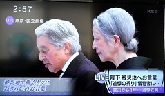 日本明仁天皇與皇后美智子的默哀儀式，透過電視直播(jumbokedama攝影)
