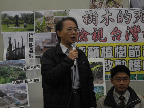 林務局副局長楊宏志針對環團提出的質疑一一作答。
