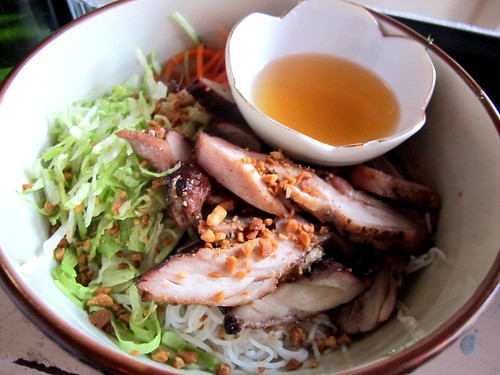 Vermicelli salad with grilled chicken