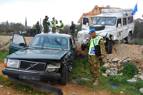 Prajurit POM TNI  handles traffic Accident in Lebanon 5