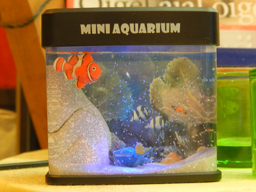 USB mini aquarium (and the dead fake fish)
