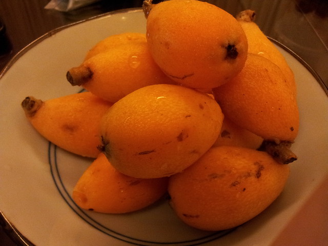 20120308 很陌生的水果  謝謝大王讓我這輩子第一次吃到枇杷  孩子們也愛還搶著吃。