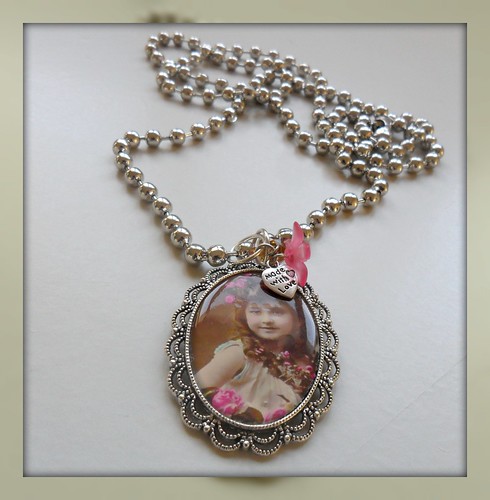 Colar Vintage medalhão menina by Fuxiquices-da-isa