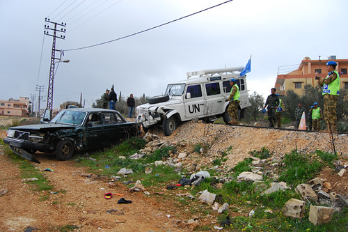 Prajurit POM TNI  handles traffic Accident in Lebanon 6