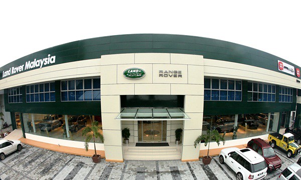 A wide-angle view of the frontage of the new Land Rover Flagship Facility