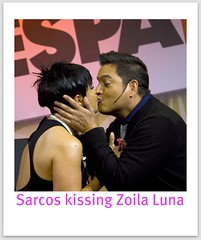 Sarcos besando a Zoila Luna