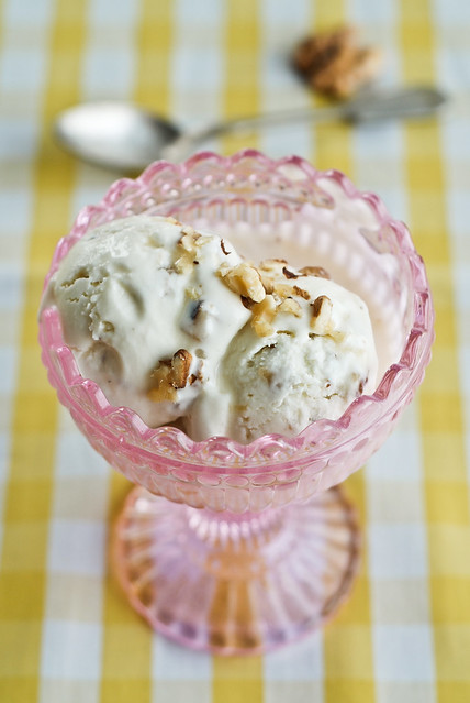 kohupiimajäätis kreeka pähklite ja vahtrasiirupiga/curd cheese ice cream with maple syrup and walnuts