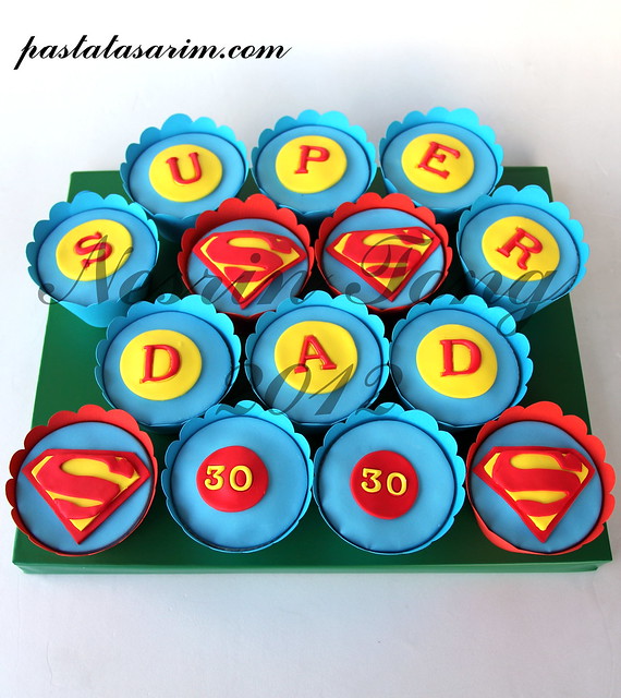 SUPER DAD CUPCAKES